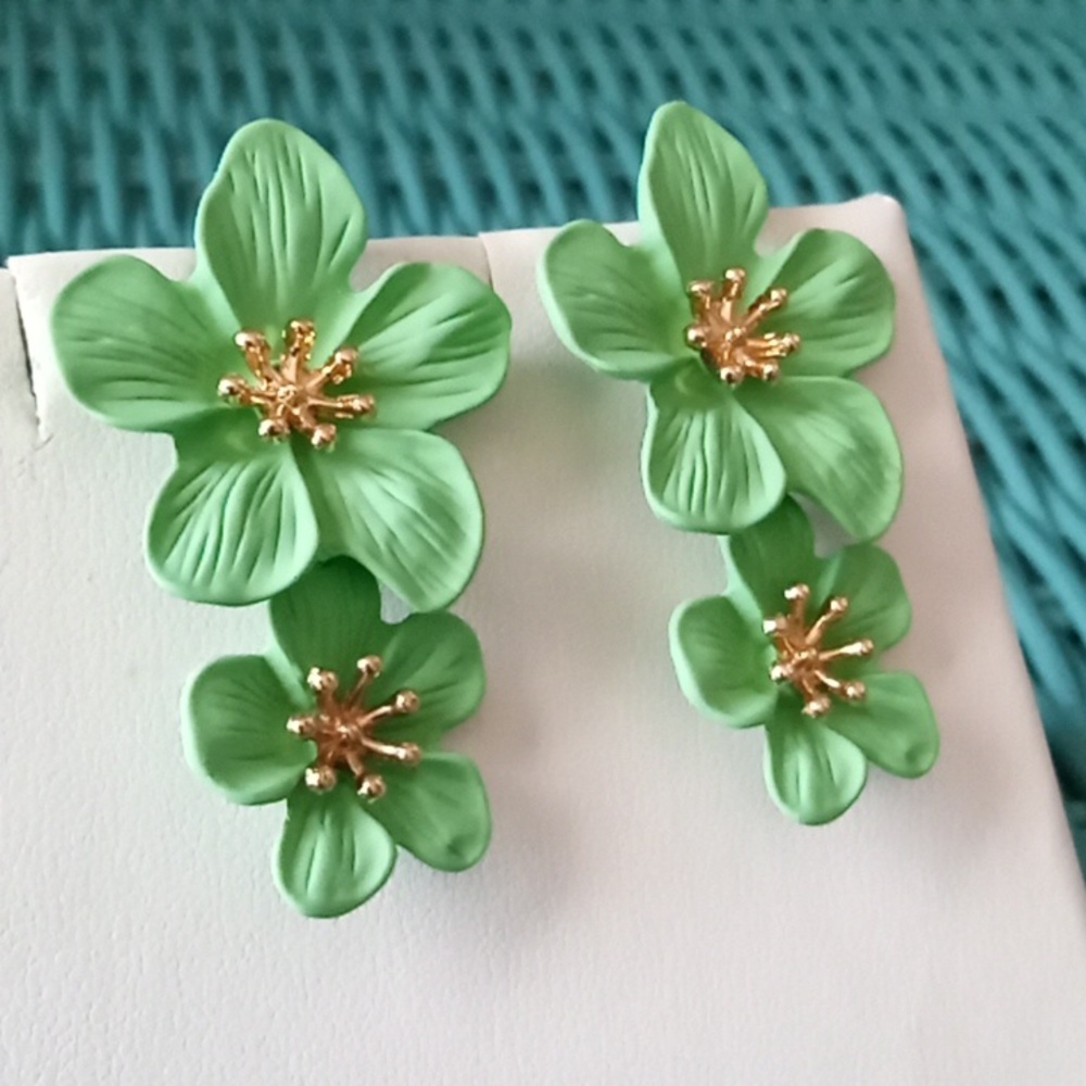 New Green Hawaiian Flower Earrings - Picture 2 of 5